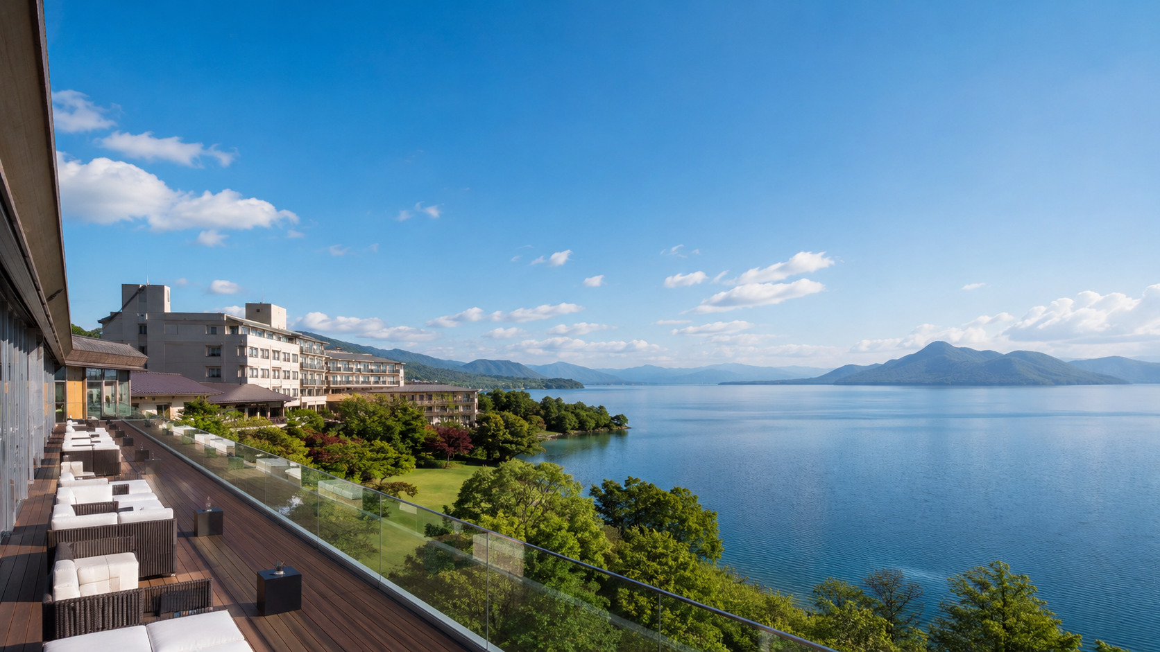 洞爺湖を一望できる北海道のラグジュアリーリゾートホテル。青空の下、湖と山並みを望む開放的なテラス席
